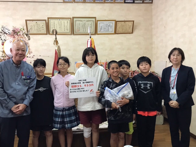 石垣市立真喜良小学校にて赤い羽根共同募金の贈呈式がありました。