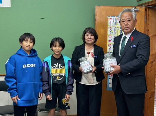 令和5年度　赤い羽根共同募金学校募金の贈呈式が八島小学校で行われました。