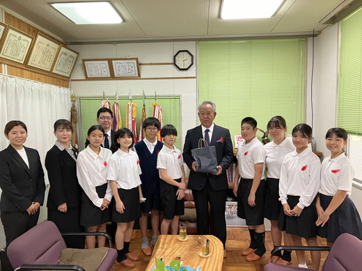 赤い羽根共同募金学校募金の贈呈式新川小学校にて行われました！
